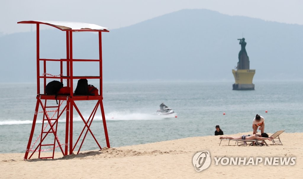 ′성큼 다가온 여름′…안전개장 앞둔 해운대 풍경