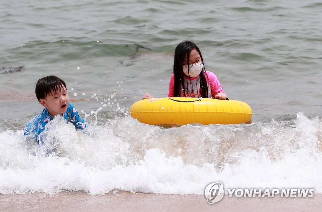 해수욕장에서도 마스크 착용