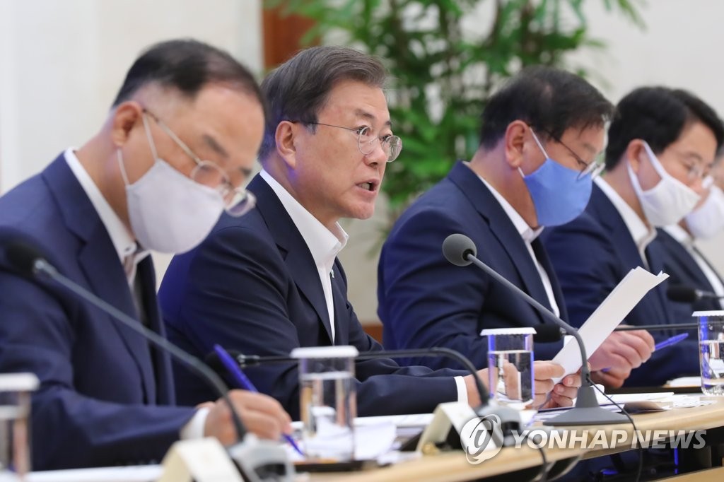 President Moon Jae-in (2nd from L) speaks at the sixth emergency economic council meeting at Cheong Wa Dae in Seoul on June 1, 2020. (Yonhap)