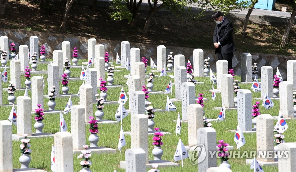 '잊지 않겠습니다' 현충원 찾은 유가족