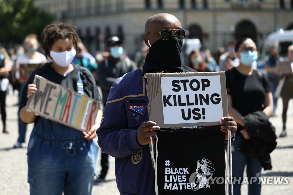 주독 미국대사관 앞의 '미국 흑인사망' 항의 시위대
