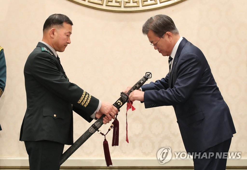 군수사령관에게 수치 달아주는 문 대통령