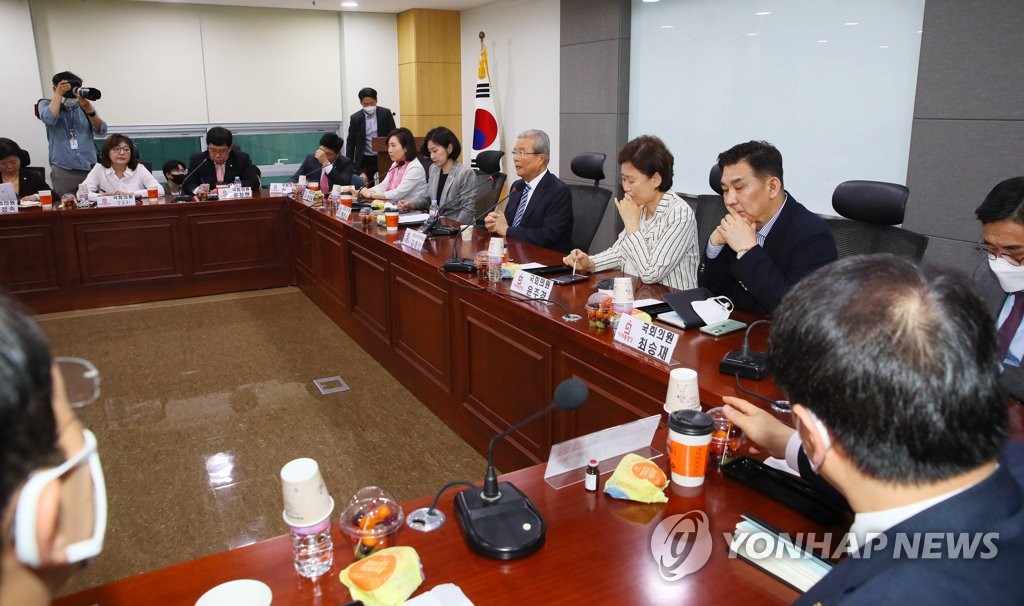 김종인 강의 듣는 통합당 초선 의원들