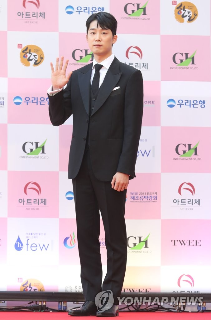 포즈 취하는 이가섭
