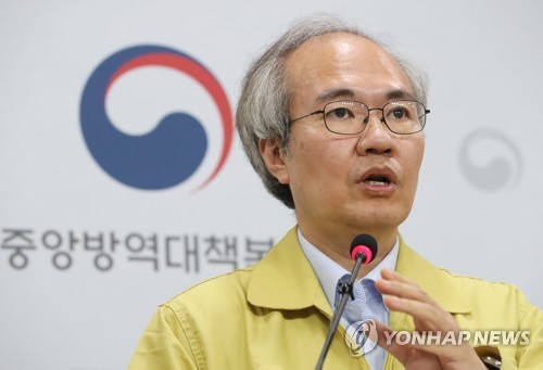 브리핑하는 권준욱 중앙방역대책부본부장