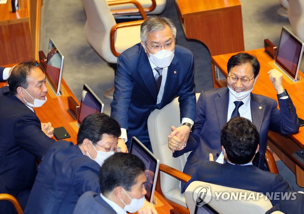 더불어민주당 의원들과 인사하는 최강욱