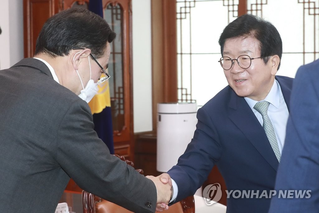 악수하는 박병석 국회의장과 주호영 원내대표