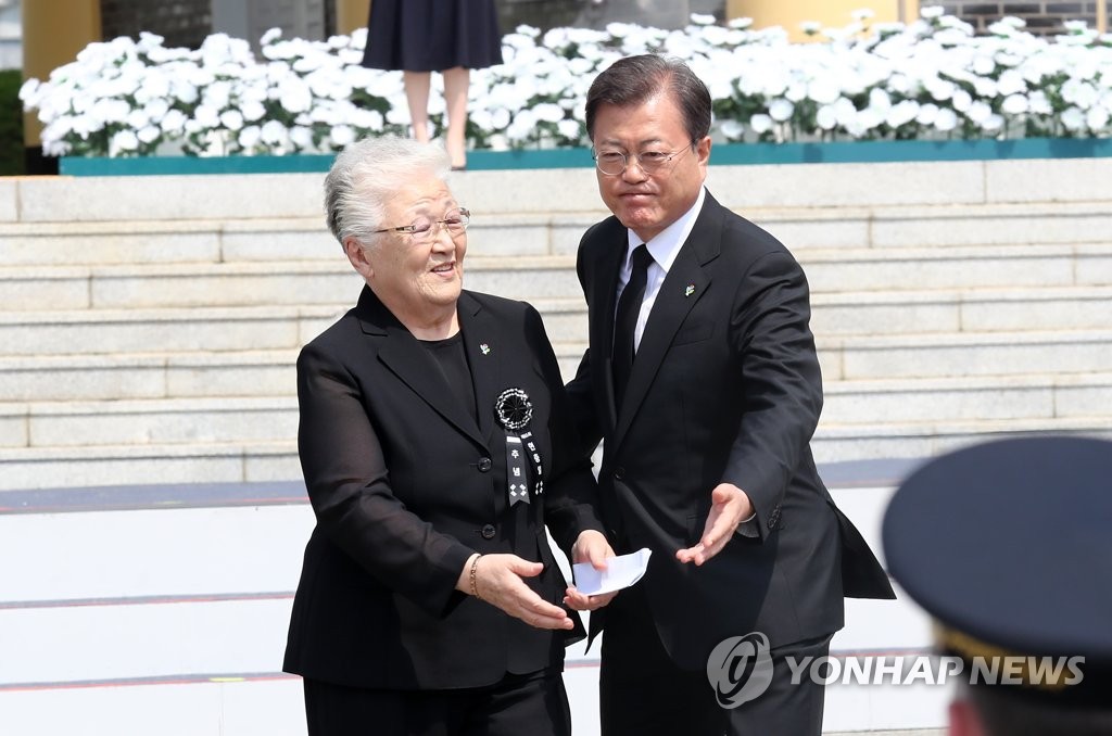 임욱자씨 자리로 안내하는 문 대통령