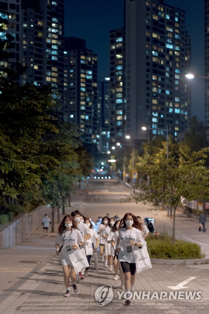 '달리기하며 도심 속 쓰레기 주워요'