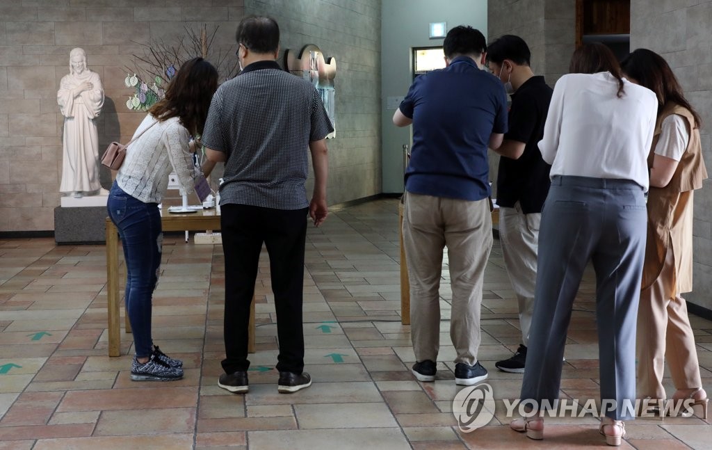 미사참석 전 휴대폰 논의