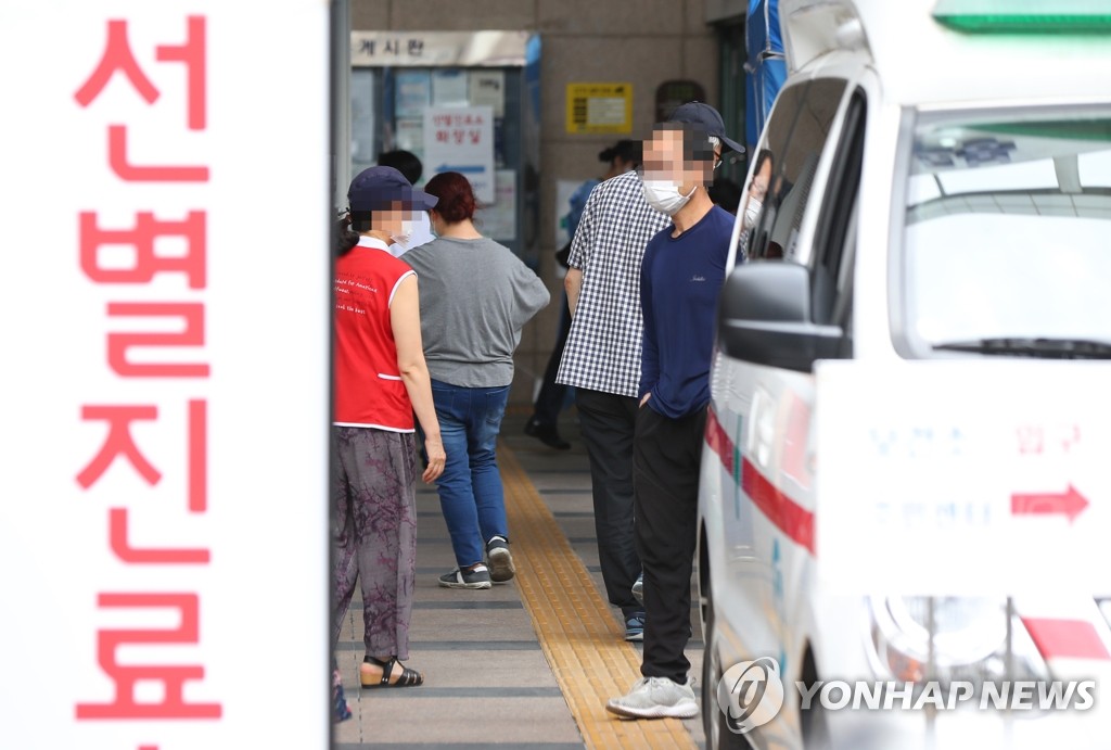 Visitors wait to take tests for the new coronavirus at a makeshift clinic located in nothern Seoul on June 12, 2020. (Yonhap)