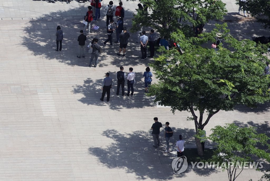나무 그늘 너 하나 나 하나