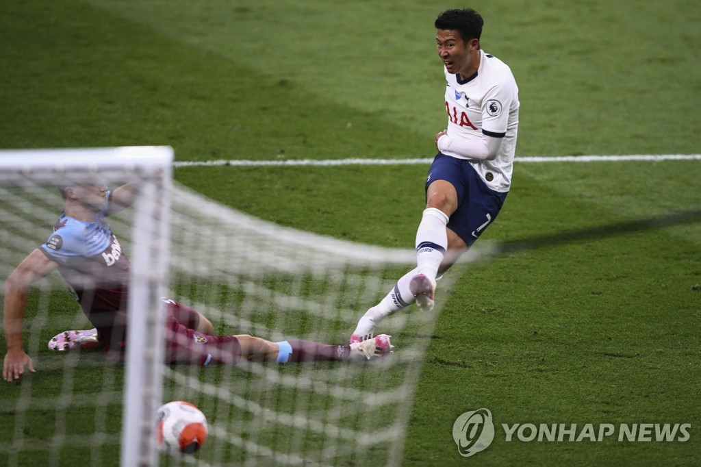 '오프사이드 판정' 슈팅하는 토트넘 손흥민