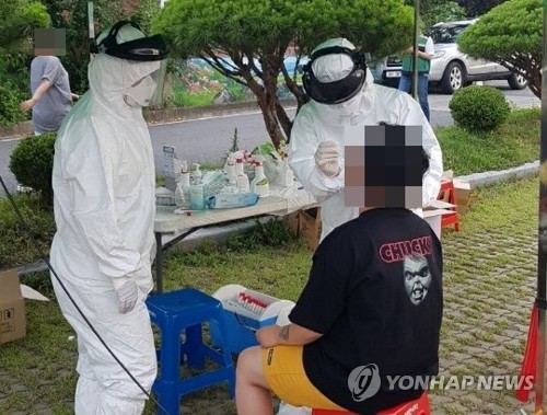 ウイルス検査をする関係者(資料写真)=(聯合ニュース)
