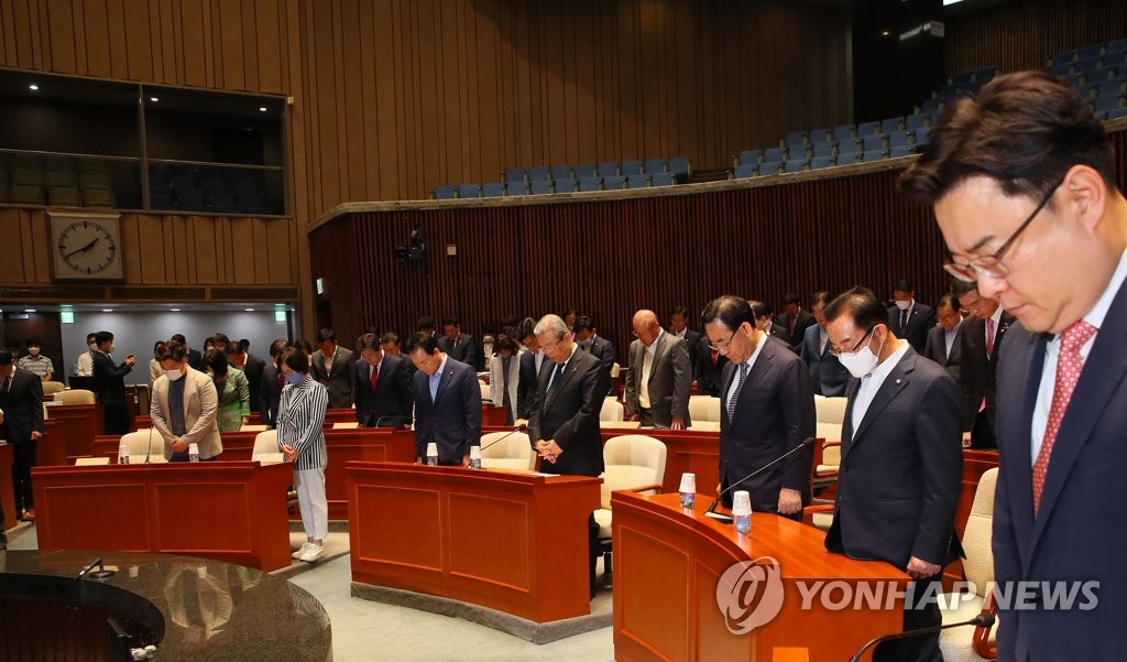 연평해전 추모묵념하는 통합당