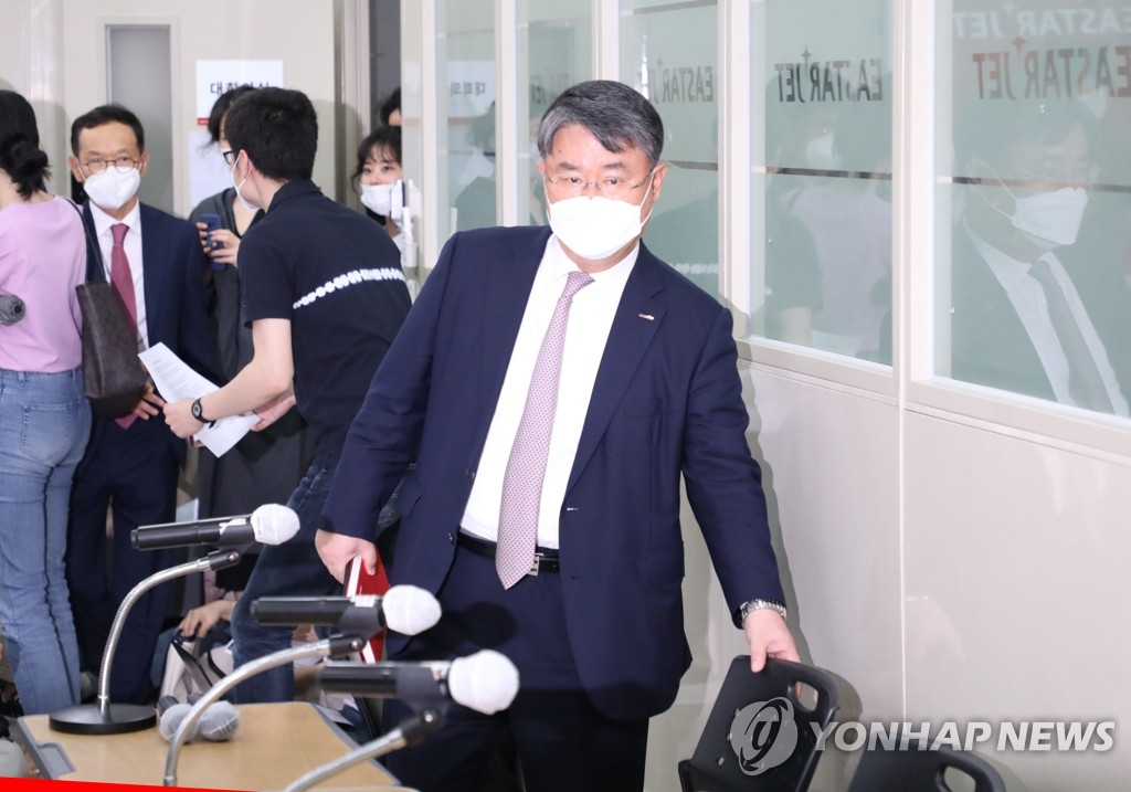 기자회견 참석하는 최종구 대표