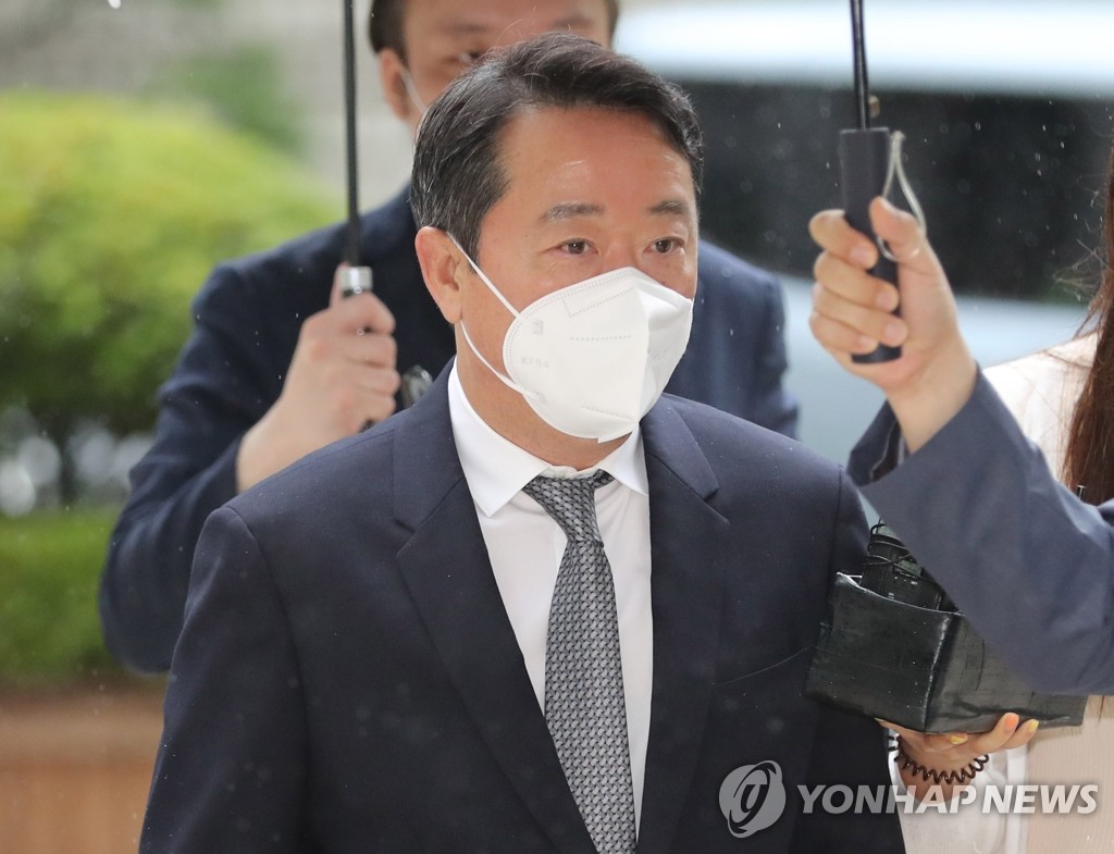 '인보사 의혹' 이웅열 전 코오롱회장 불구속 기소