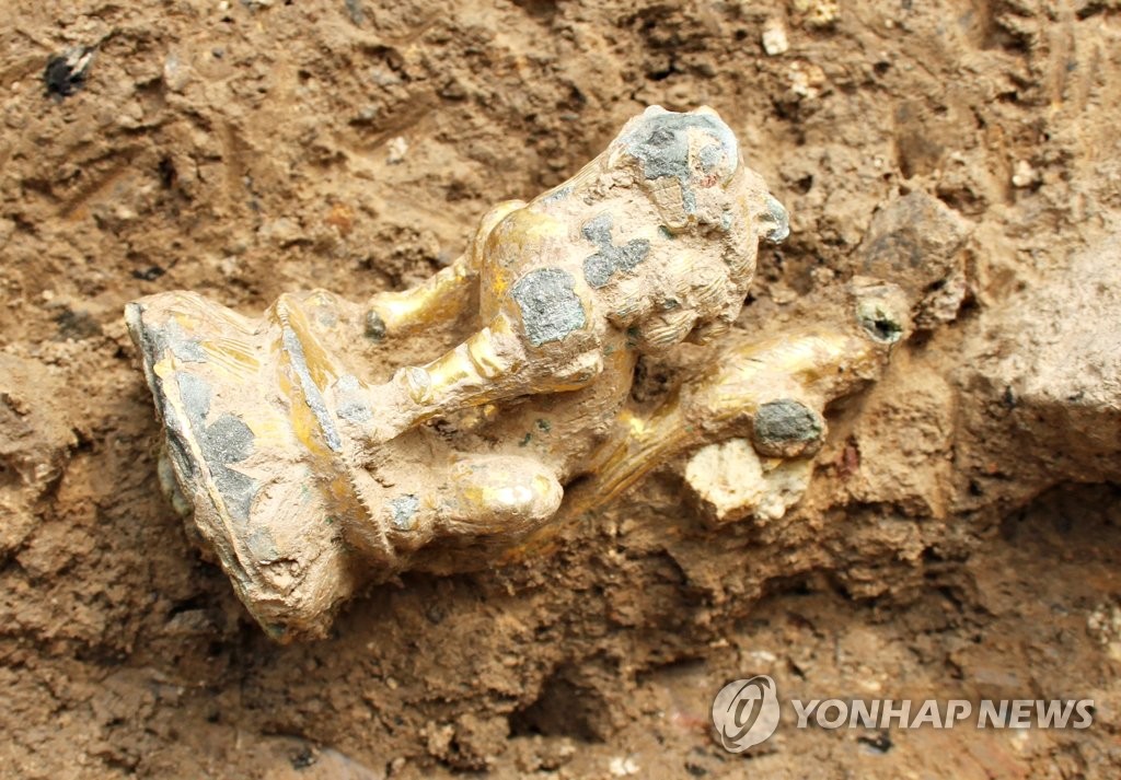 삼척 흥전리사지에서 출토된 금동사자상