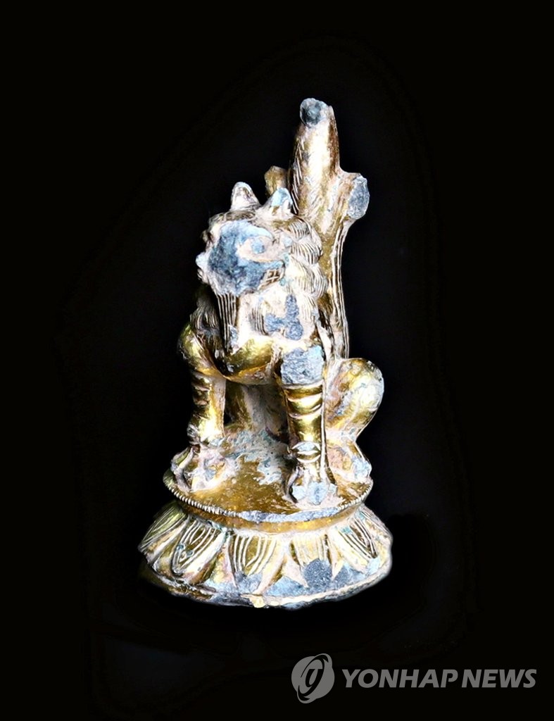 Gilt lion statue discovery Gilt lion statue discovery
