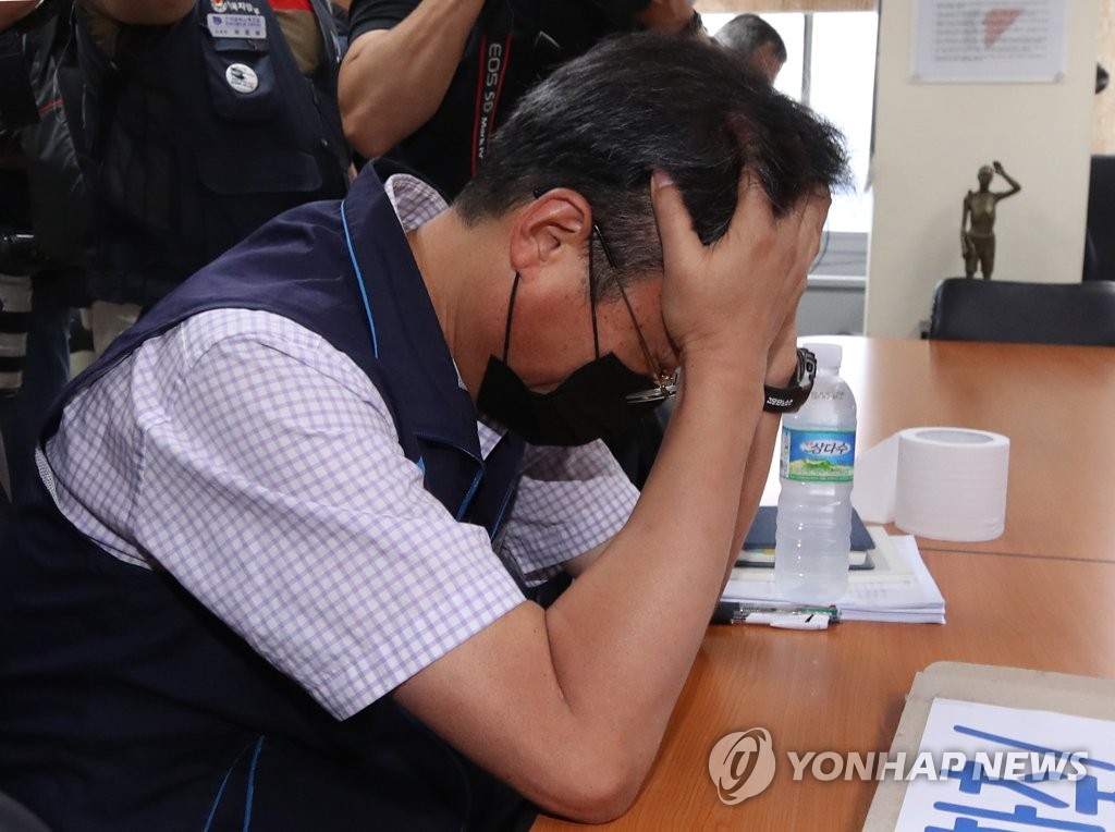 생각에 잠긴 김명환 위원장