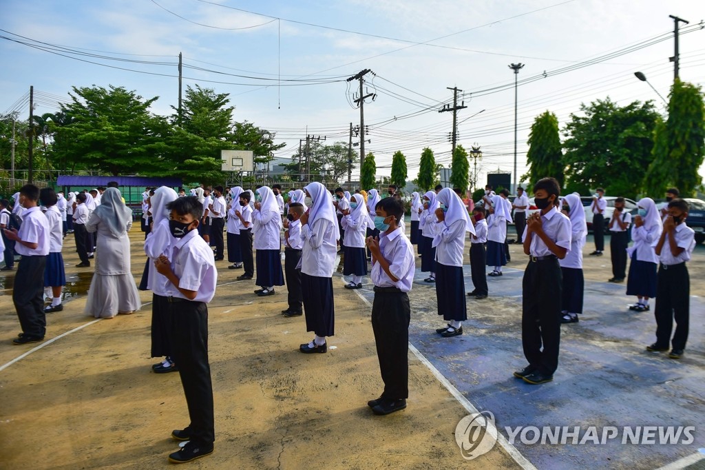 등교 재개에 '코로나19 거리두기' 지키는 태국 학생들