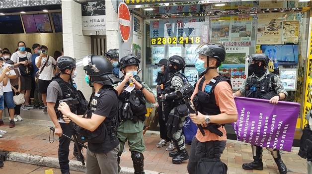 시위자 체포하는 홍콩 경찰