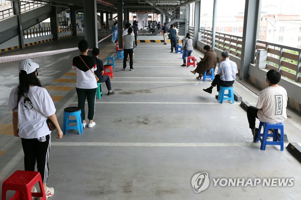 확진자 급증에 대기 줄 생겨난 선별진료소