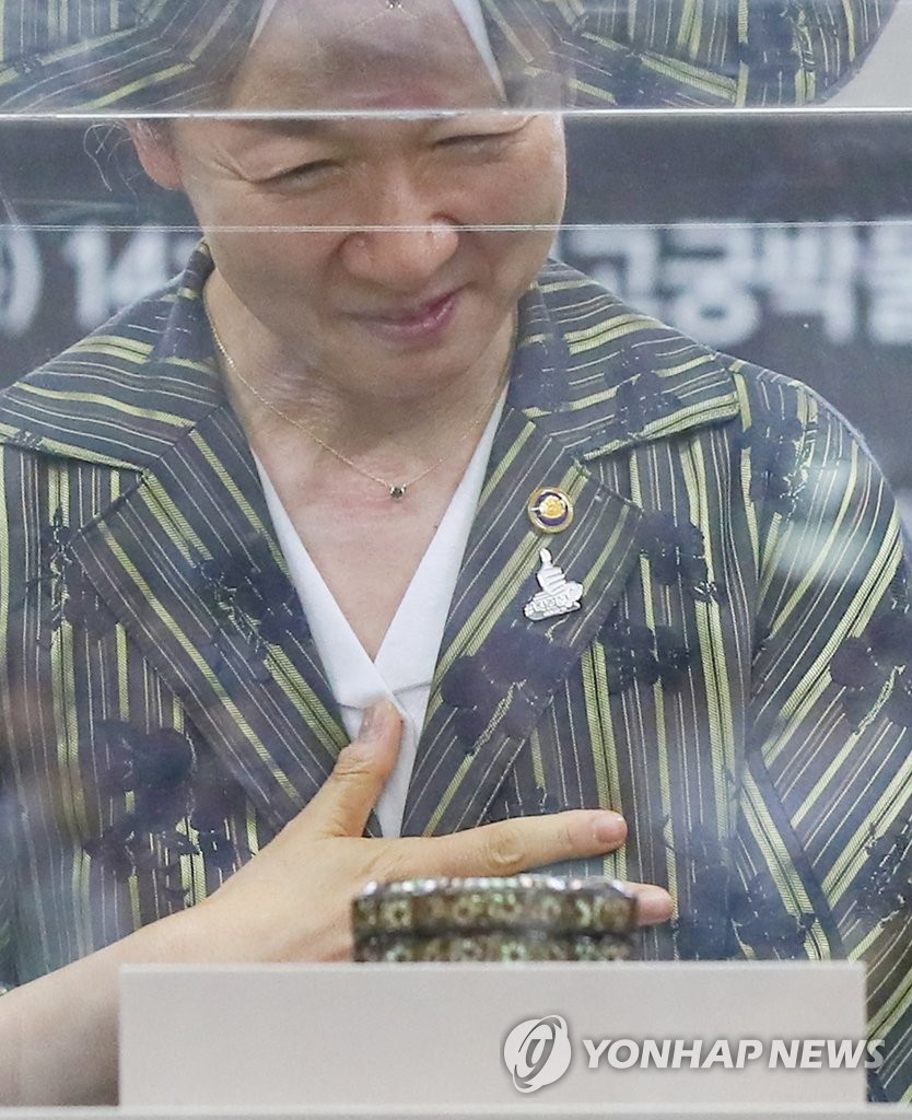 환수된 나전합 바라보는 정재숙 문화재청장