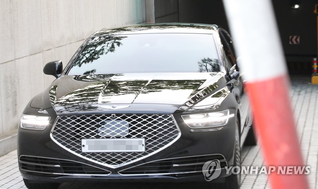 대검 나가는 윤석열 검찰총장 탄 차량