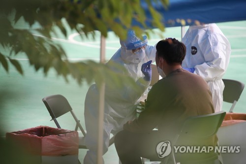 학교에 마련된 선별진료소에서 검사받는 학생들