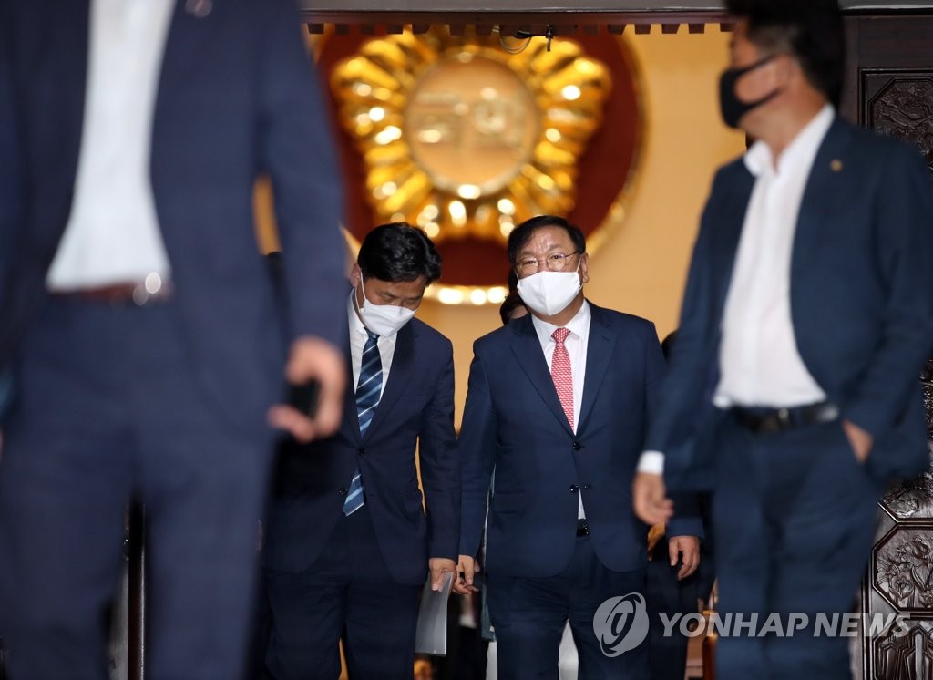 3차 추경안 본회의 통과, 본회의장 나서는 김태년