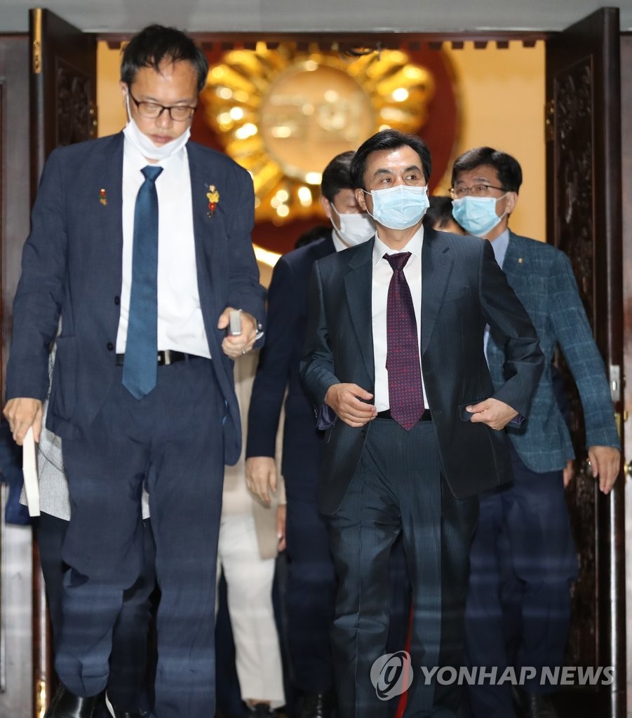 Lawmakers leave parliament after passing extra budget Lawmakers leave parliament after passing extra budget