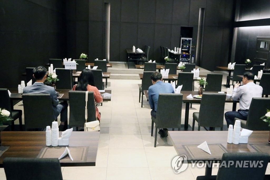 예식장 식당도 한 방향 보기