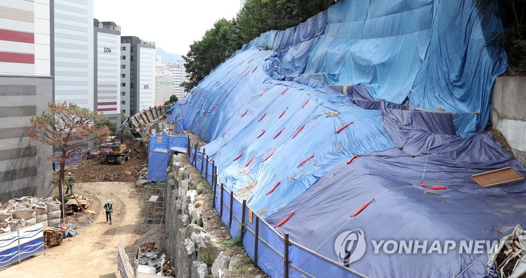 기울어진 아파트 흙막이 축대
