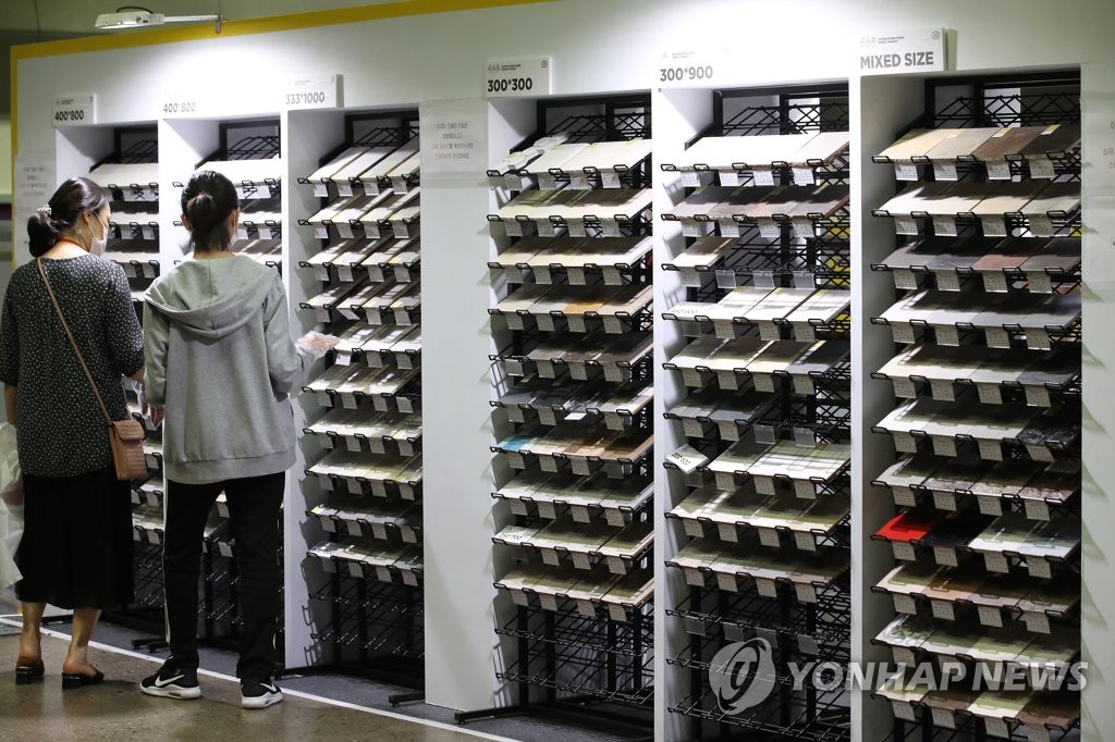 인테리어 자재 둘러보는 시민들