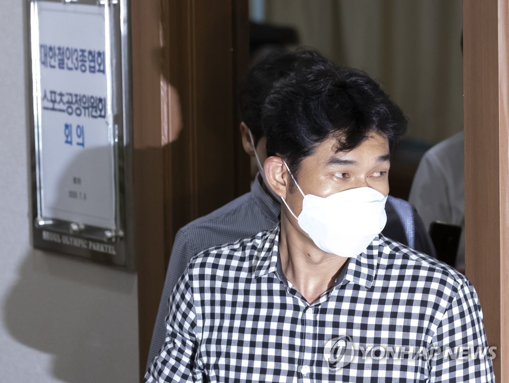 Kim Gyu-bong, head coach of the triathlon team at Gyeongju City Hall and a central figure in an abuse scandal involving a late athlete, leaves the disciplinary committee meeting held by the Korea Triathlon Federation in Seoul on July 6, 2020. (Yonhap)