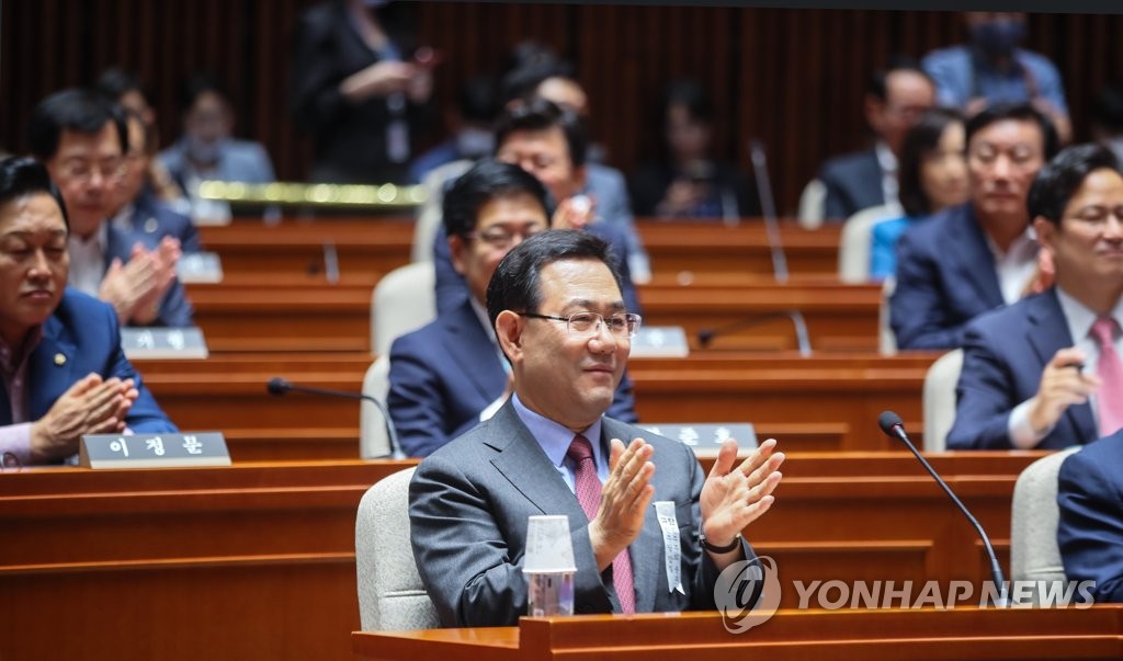 박수치는 통합당 의원들