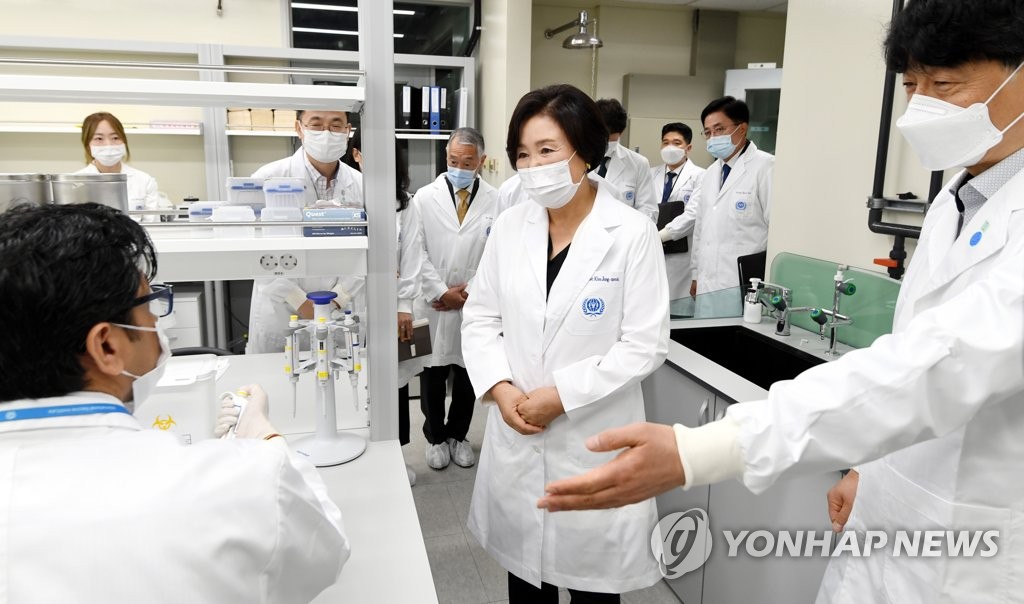 코로나19 관련 실험실 방문한 김정숙 여사