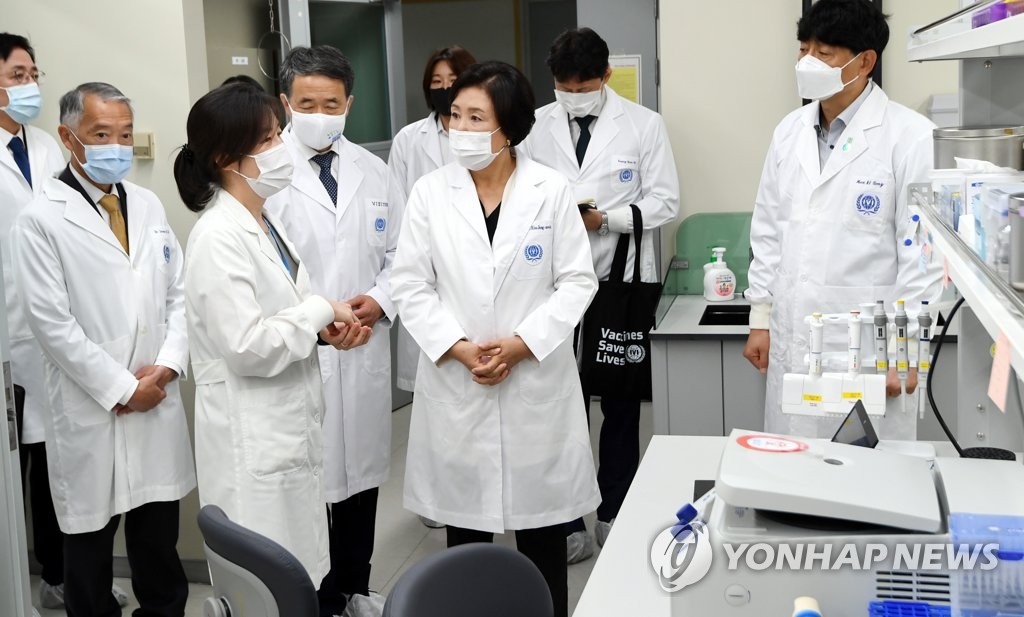 코로나19 관련 실험실 방문한 김정숙 여사