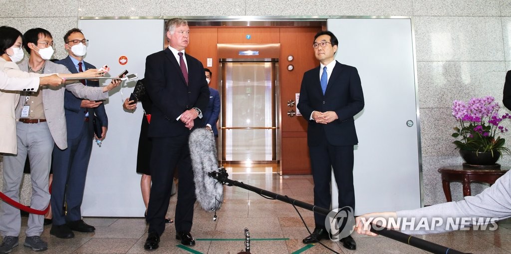 취재진 질문에 답하는 비건