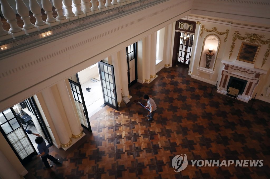 코로나19로 관람은 중지, 청소는 계속