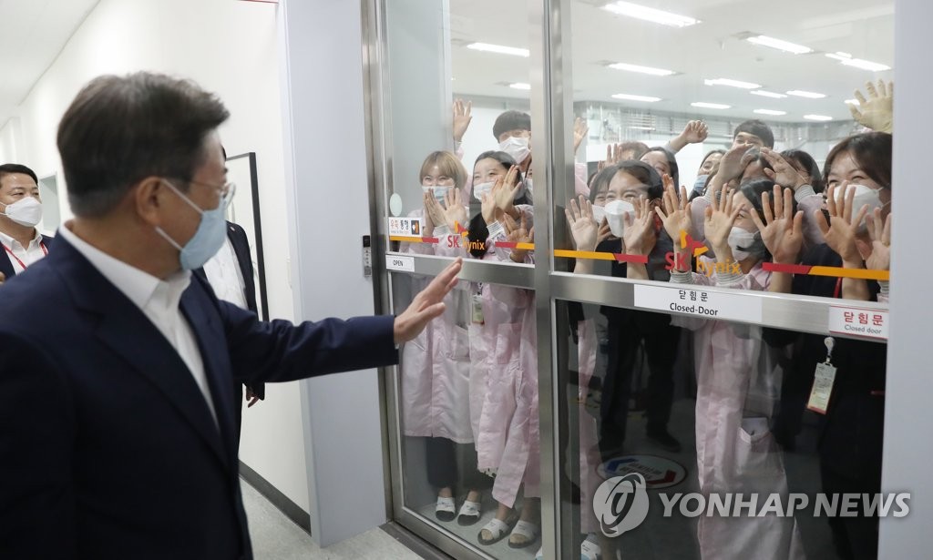 문 대통령 반기는 SK하이닉스 근로자들