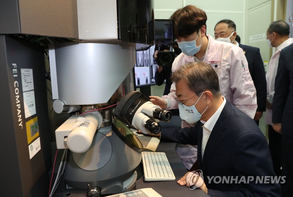 불화수소 세척상태 확인하는 문 대통령