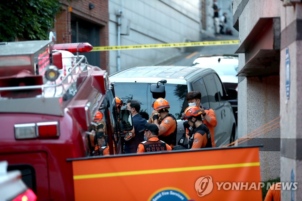 Rescue officials prepare to search for Seoul Mayor Park Won-soon at Seongbuk ward after he was reported missing on July 9, 2020. (Yonhap)
