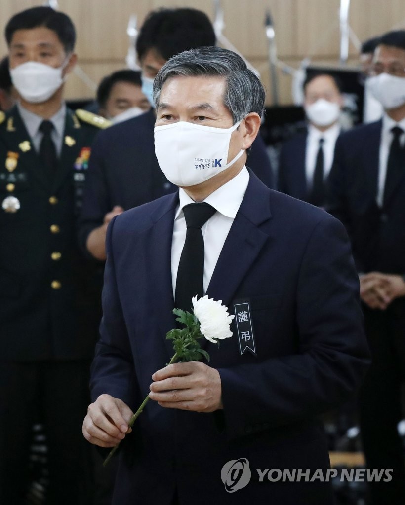 El ministro de Defensa rinde tributo a un héroe de la Guerra de Corea El ministro de Defensa rinde tributo a un héroe de la Guerra de Corea
