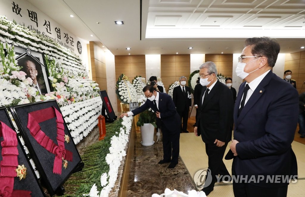 고 백선엽 장군 빈소 조문하는 김종인