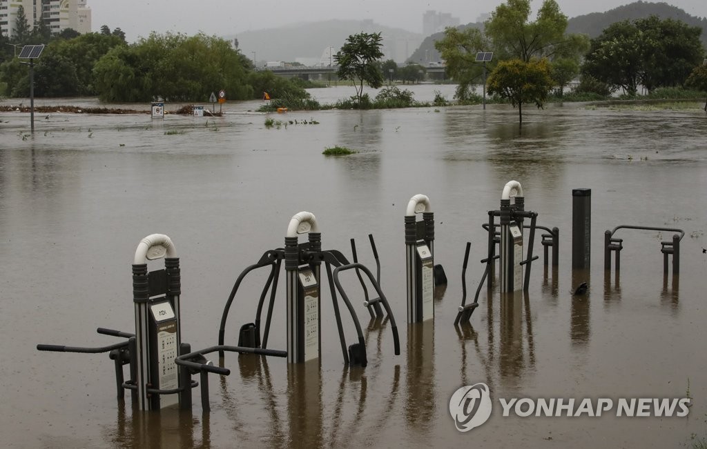 물에 잠긴 운동기구