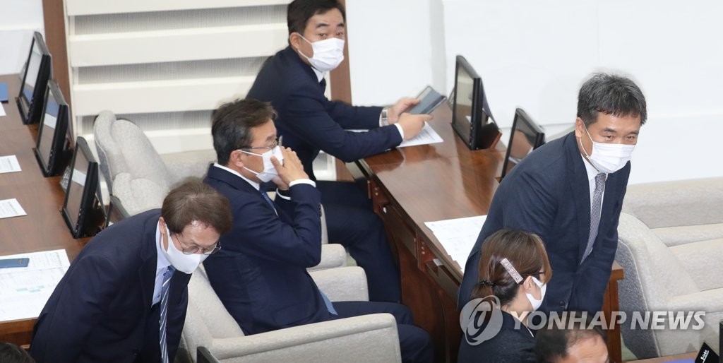 서울시의회 참석하는 서정협 권한대행