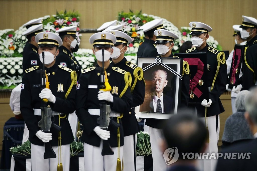 La fotografía, tomada el 15 de julio de 2020, muestra el funeral por el héroe de la Guerra de Corea Paik Sun-yup, celebrado en el Centro Médico Asan, en el este de Seúl. Paik falleció, el 10 de julio de 2020, a los 99 años de edad.