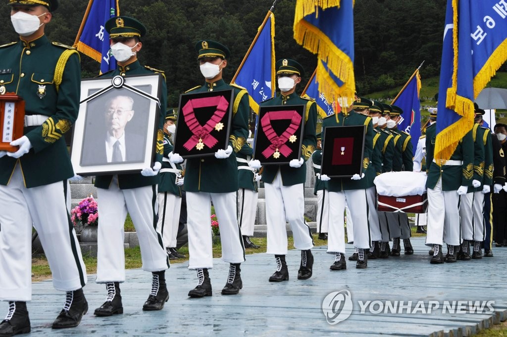장지 향하는 고 백선엽 장군